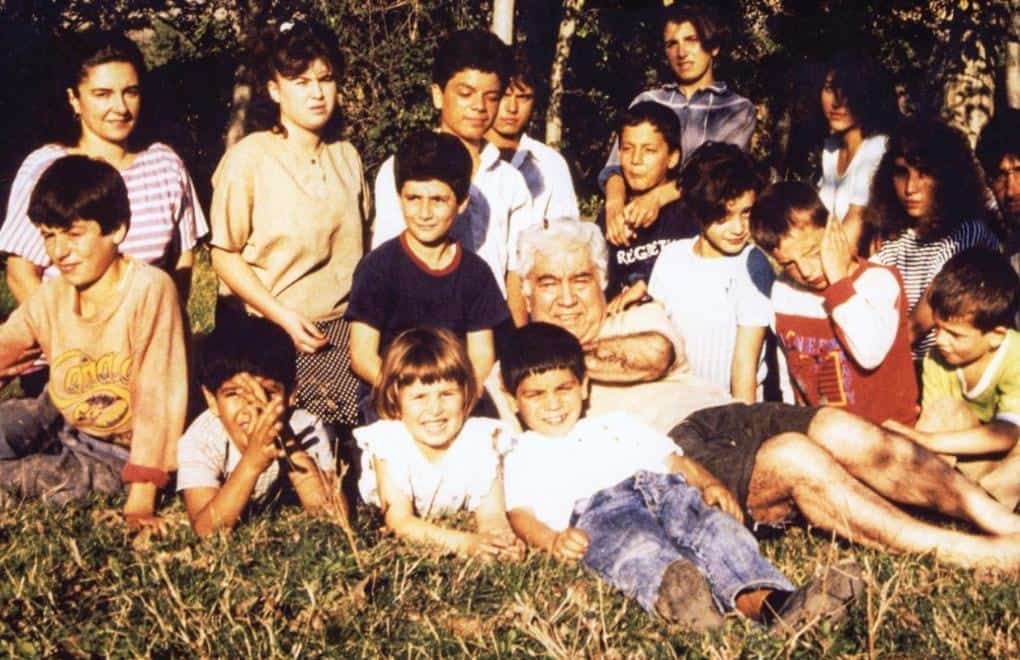 Aziz Nesin, Nesin Vakfı’nda çocuklarla birlikte. Bir yazarın çocuklara açtığı hayat alanı, bugün de emek, eğitim ve dayanışmayla sürüyor.