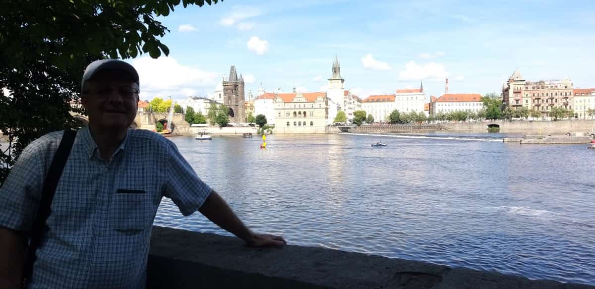 Vltava kıyısında, Charles Köprüsü manzarasıyla Prag.