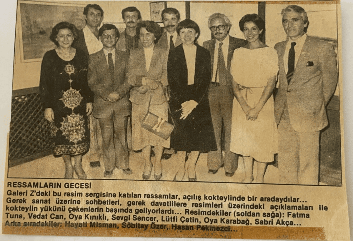 Galeri Z’de bir sergi açılışı. Fatma Tuna; Vedat Can, Oya Kınıklı, Ömer Lütfi Çetin, Sabri Akça, Hayati Misman, Söbütay Özer, Hasan Pekmezci ve dönemin Ankara sanat çevresinden isimlerle birlikte.
