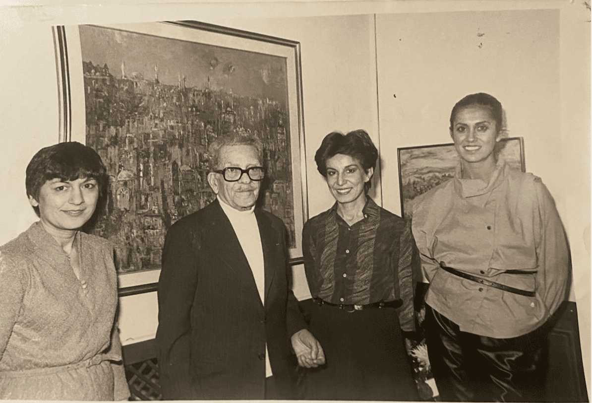 Galeri Z’de Celalettin Uzmen’in kişisel resim sergisi, 18 Kasım–10 Aralık 1983. Soldan sağa: Fatma Tuna, Celalettin Uzmen ve sanatseverlerle.  Ankara, 1983.