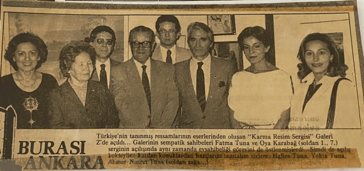 Galeri Z’de bir karma resim sergisinin açılışından. Solda Galeri Z’nin kurucusu Fatma Tuna, sağda Oya Karabağ; Yetki Tuna,  aralarında Tuna ailesinden yakınları, sergi davetlileri ve dönemin önemli siyasetçilerinden Ahmet Nusret Tuna da yer alıyor. Dönemin gazete kupürü, Galeri Z’nin yalnız sergilerin açıldığı bir mekân değil; sanatçıların, siyasetçilerin, dostların ve aile çevresinin bir araya geldiği canlı bir buluşma yeri olduğunu da gösteriyor. Ankara.