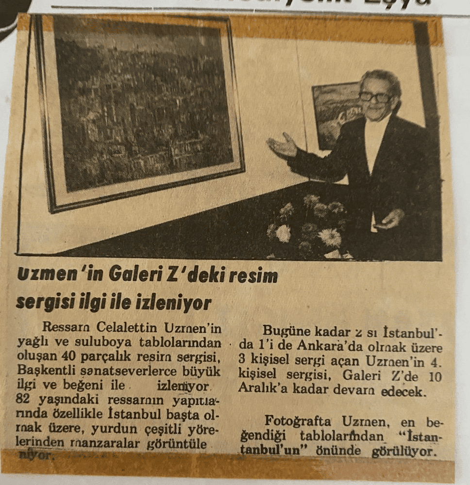Celalettin Uzmen, Galeri Z’de 18 Kasım–10 Aralık 1983 tarihleri arasında düzenlenen kişisel resim sergisinde, en sevdiği tablolarından biri olarak belirtilen “İstanbul” adlı eserinin önünde. Dönemin basınında serginin yağlıboya ve suluboya kırk eserden oluştuğu ve Ankaralı sanatseverlerden yoğun ilgi gördüğü aktarılıyordu. Galeri Z, Ankara, 1983.
