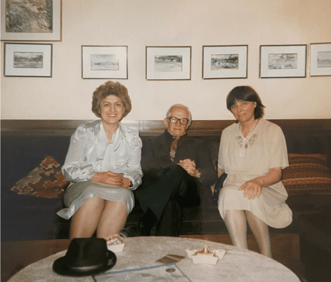 Galeri Z’de Celalettin Uzmen sergisinden bir hatıra: Fatma Tuna, Cumhuriyet dönemi Türk resminin önemli ustalarından Şefik Bursalı ve bir davetliyle birlikte.  Ankara, 1983.