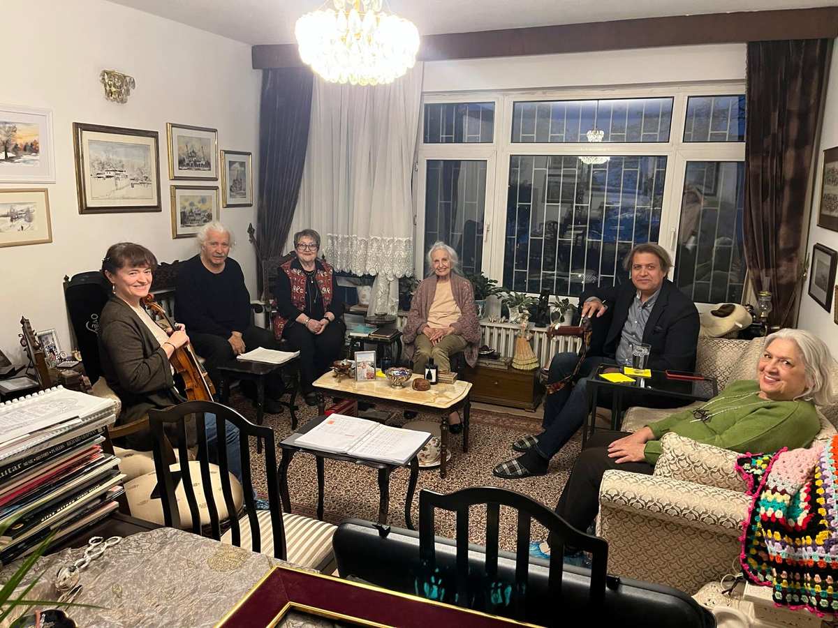 Gönül Hatay Eren’in evinde güzel bir dostluk buluşması. Prof. Hasan Pekmezci ve eşi Şükran Hocamız, Gönül Hanım’ın yakın dostu, değerli galerici Fatma Tuna, Seda ve ben birlikteydik.