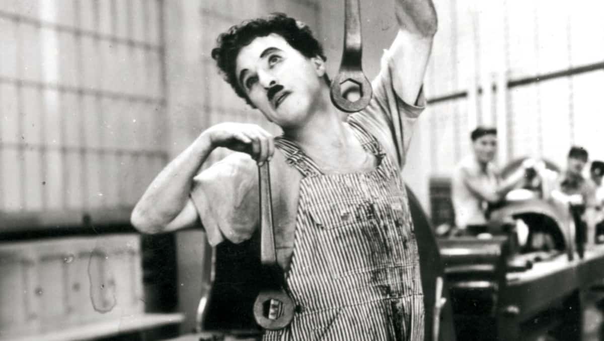 Charlie Chaplin, Modern Zamanlar (1936). Üretim bandında somun sıkan işçi figürü, modern çalışma hayatının insanı makinenin ritmine bağlayan çarpıcı simgelerinden biri olarak hafızalara kazındı.