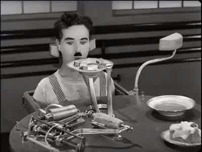Charlie Chaplin, Modern Zamanlar (1936). İşçilerin yemek molasını bile ortadan kaldırmayı amaçlayan otomatik besleme makinesi, üretim verimliliği uğruna insanın en temel ihtiyaçlarının nasıl göz ardı edilebildiğini mizahi bir dille anlatıyor.