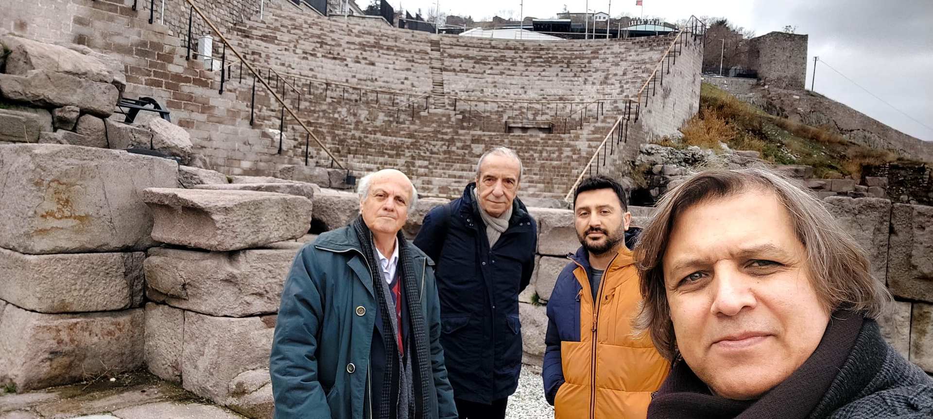 Ankara Roma Tiyatrosu, Türkiye'nin başkenti Ankara'da bulunan bir antik Roma tiyatrosudur. Günümüzde Altındağ ilçesi sınırları içinde bulunan tiyatro, Ankara Kalesi'nin batı ucunda yer alır. Yapım tarihi kesin olarak bilinmemekle birlikte MS 2. yüzyıla tarihlendirilmektedir