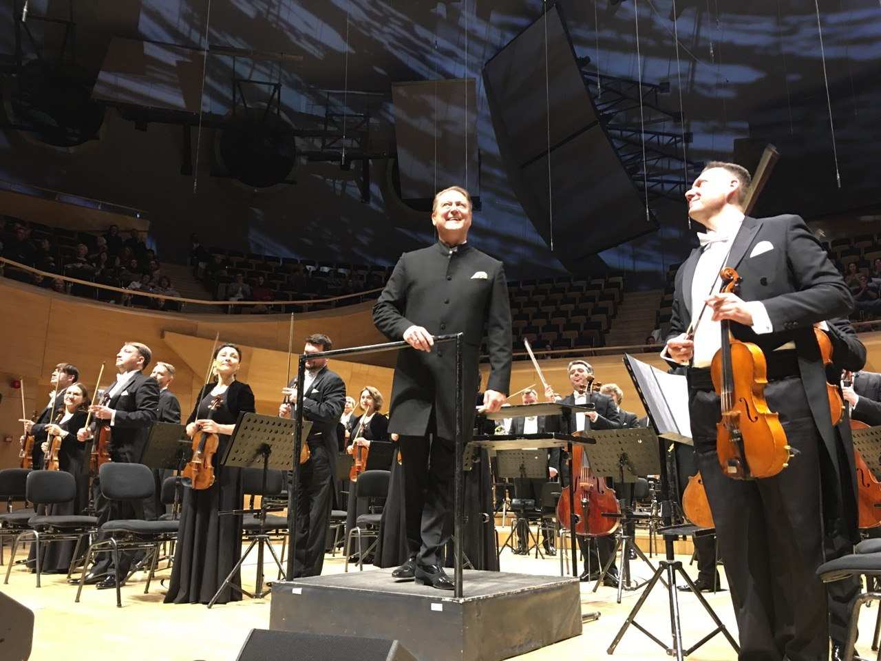 Şef Alexander Sladkovsky, konser sonunda Tataristan Ulusal Senfoni Orkestrası üyeleriyle birlikte Ankara dinleyicisini selamladı.
