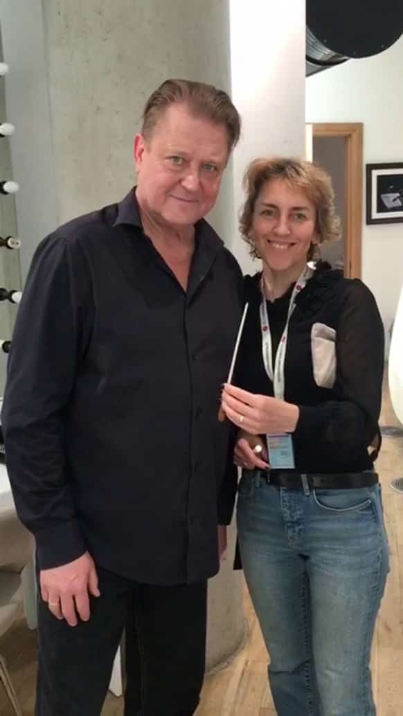 Alexander Sladkovsky, konser sonrası Aliona Palazhchenko’ya imzalı batonunu Rus Müziği Müzesi TEREM’e ulaştırılmak üzere takdim etti.