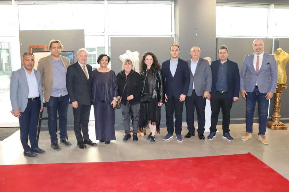 Sanatın en güzel hâllerinden biri. Üretenle izleyenin aynı duygu alanında buluştuğu an.